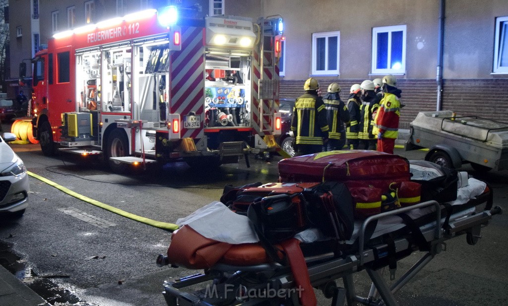 Feuer 2 Y durch Weihnachtsbaum  Koeln Ehrenfeld Alpenerstr P14.JPG - Miklos Laubert